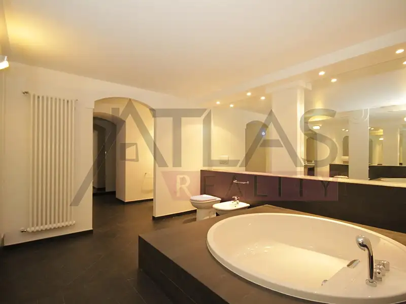 Pronájem bytu atypický 134 m², Praha – náhled fotky 1