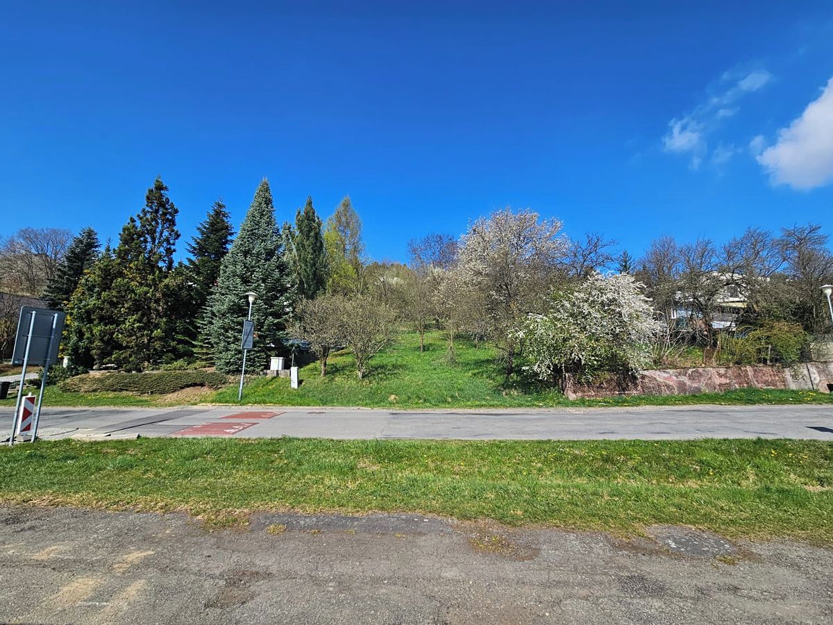 Prodej stavebního pozemku 890 m² – fotografie 2