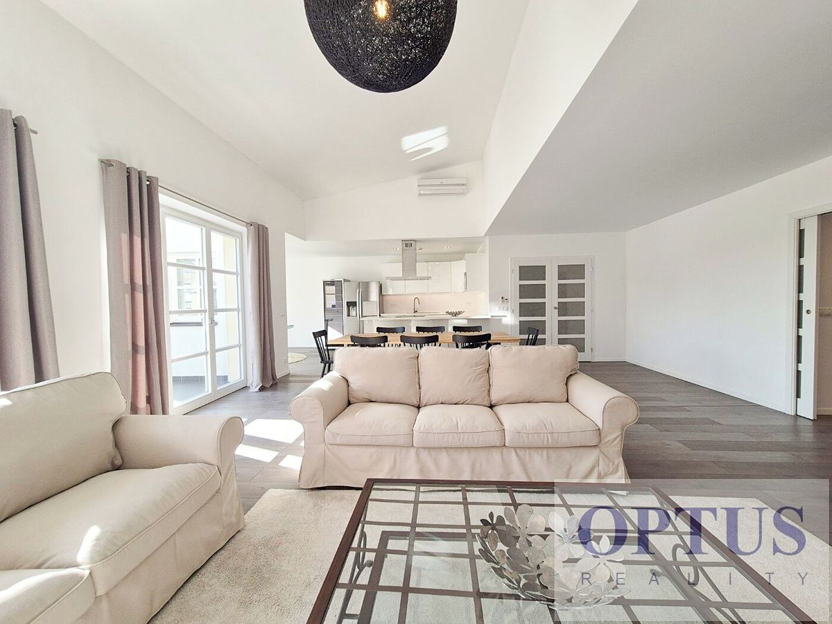 Pronájem bytu 6 pokojů a více 218 m² – fotografie 2