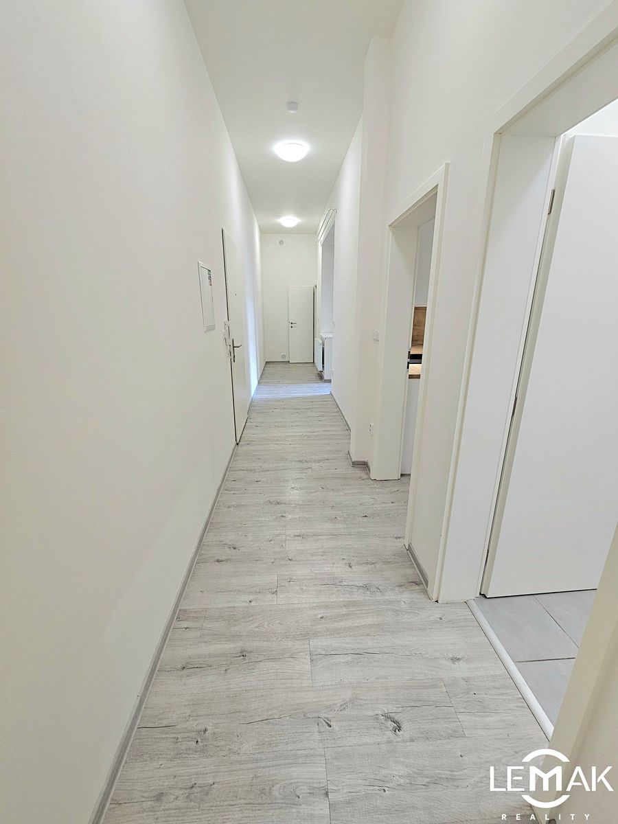 Pronájem bytu 2+kk 66 m² – fotografie 3