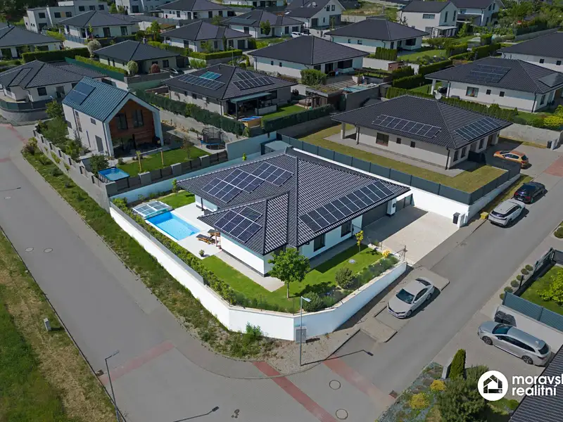 Prodej rodinného domu 199 m², pozemek 700 m², Hajany – náhled fotky 1