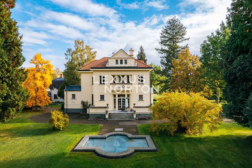 Prodej vily 382 m², pozemek 8500 m²