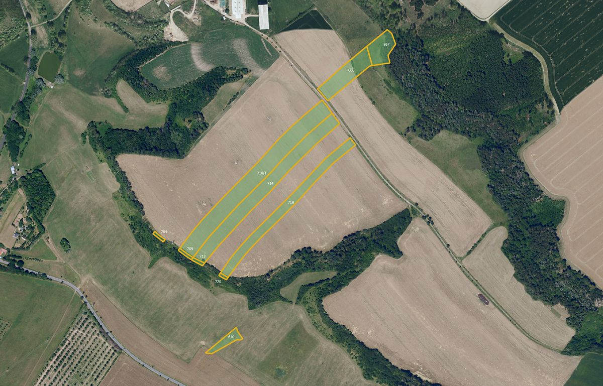 Prodej pole 76144 m²