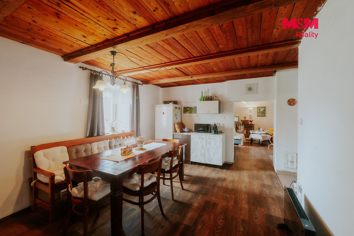 Prodej rodinného domu 250 m², pozemek 875 m² – fotografie 2