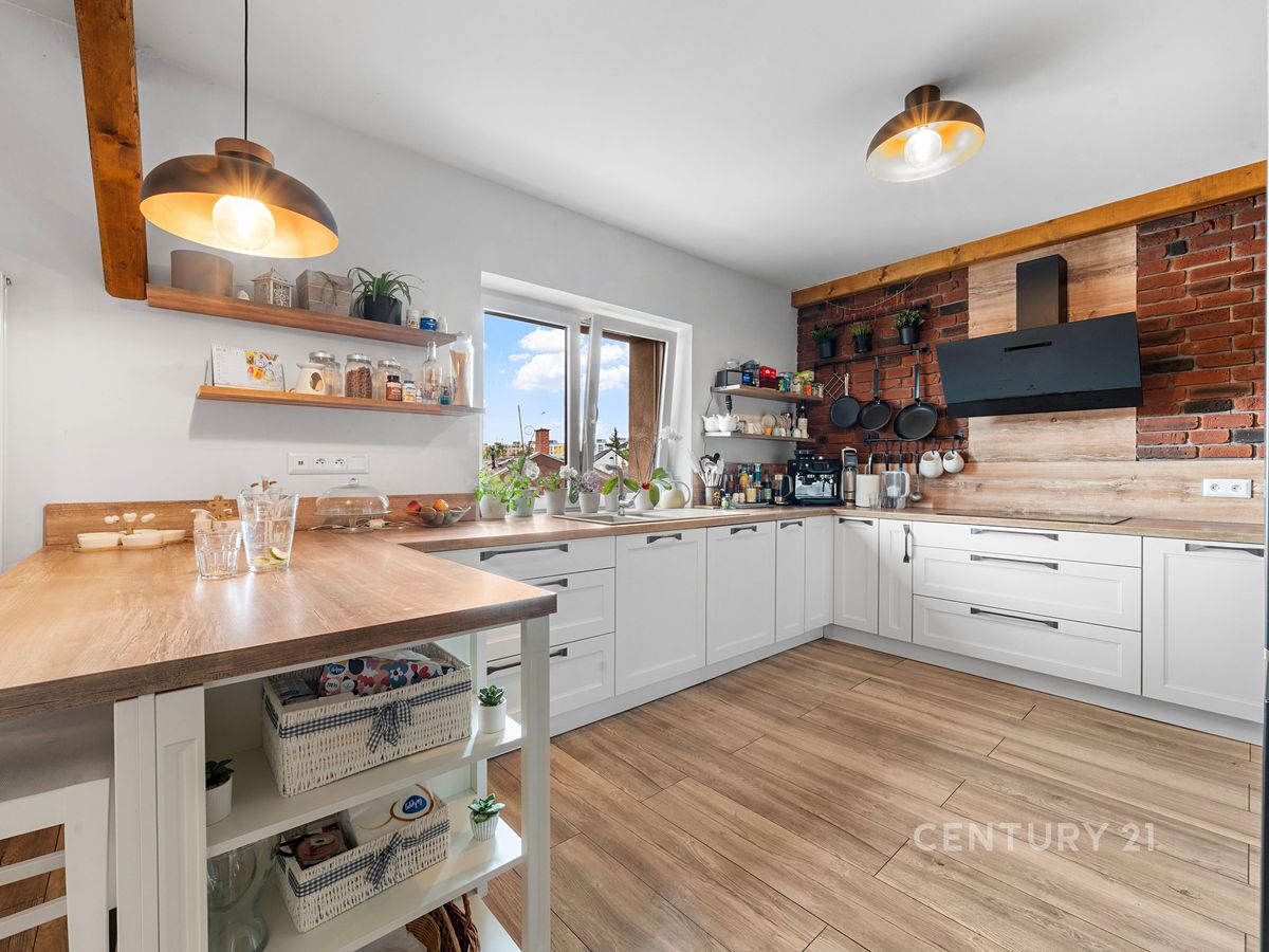 Prodej rodinného domu 357 m², pozemek 265 m² – fotografie 2