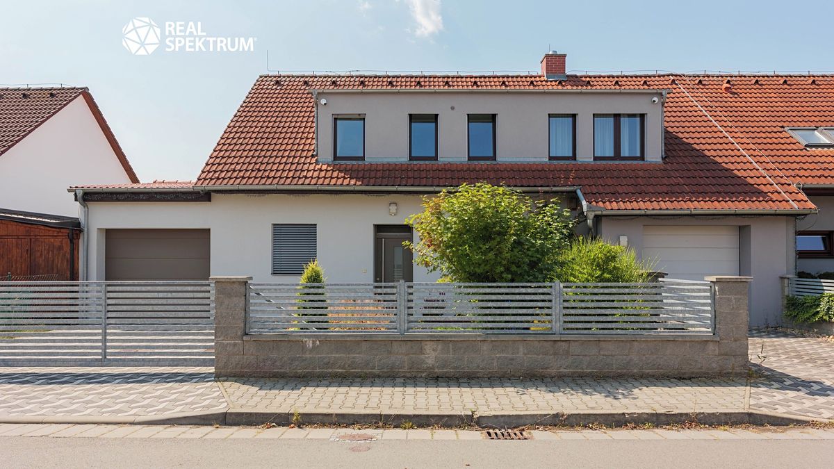 Prodej rodinného domu 279 m², pozemek 520 m² – fotografie 3