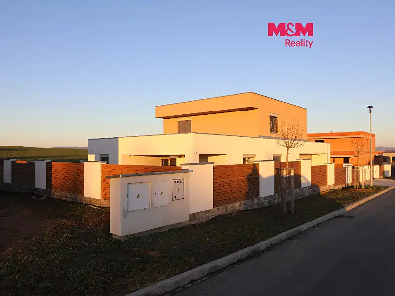Prodej rodinného domu 233 m², pozemek 734 m², Klatovy – náhled fotky 1
