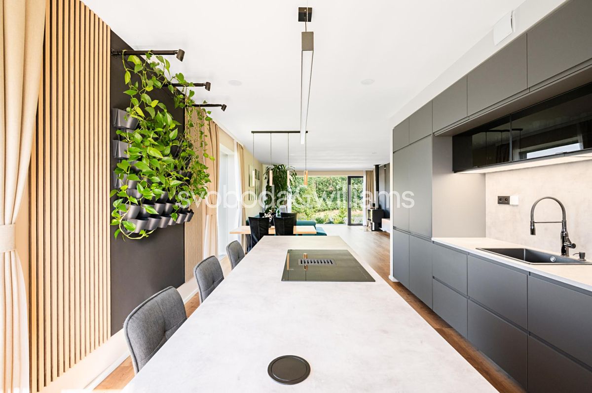 Prodej rodinného domu 225 m², pozemek 933 m² – fotografie 5