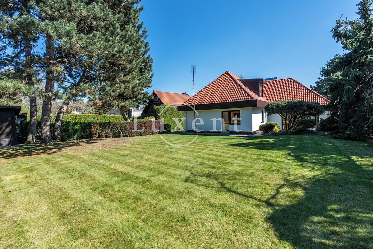 Pronájem rodinného domu 417 m², pozemek 1180 m², Praha – fotka 1 z 3