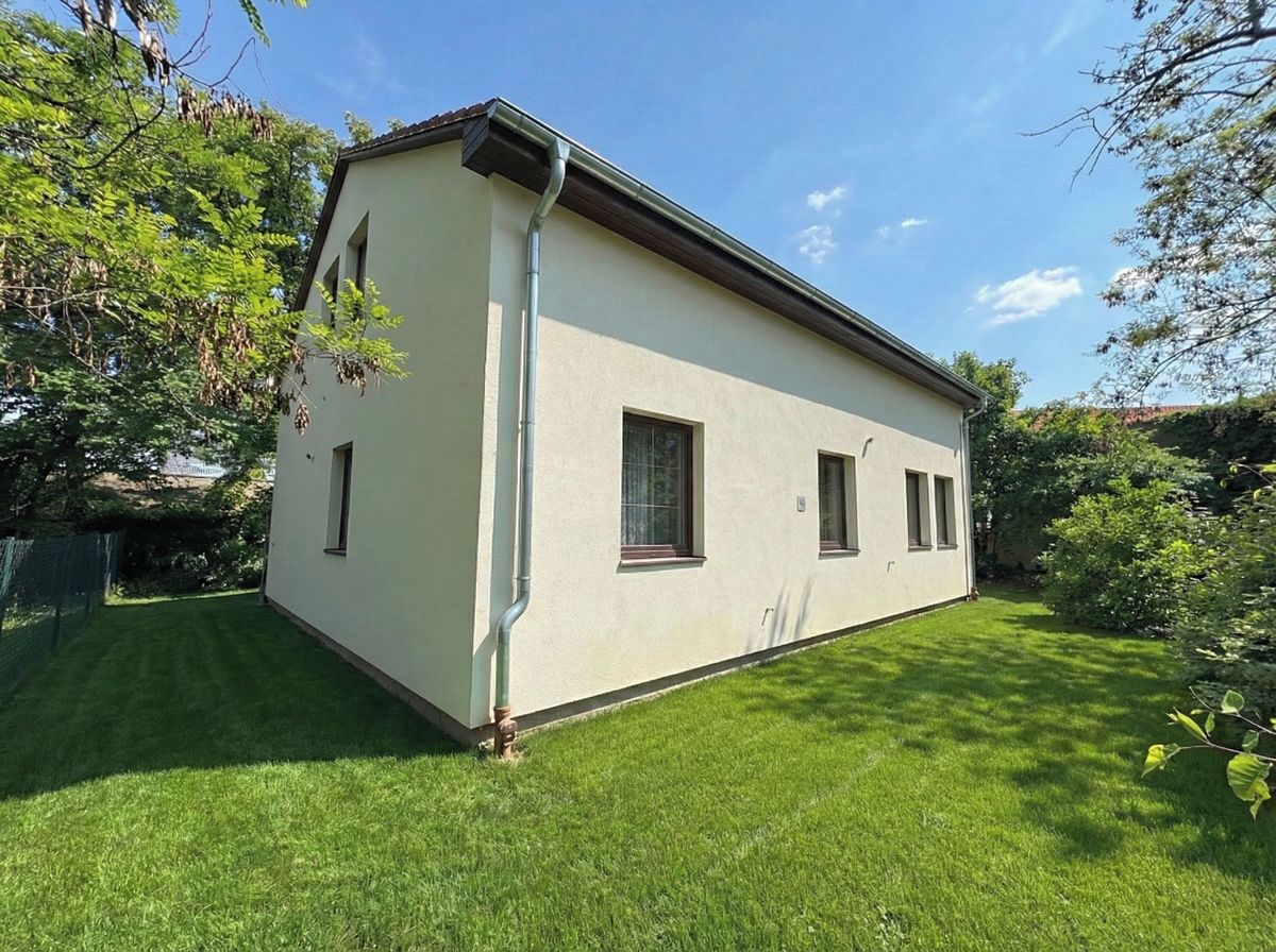 Prodej rodinného domu 242 m², pozemek 121 m² – fotografie 4