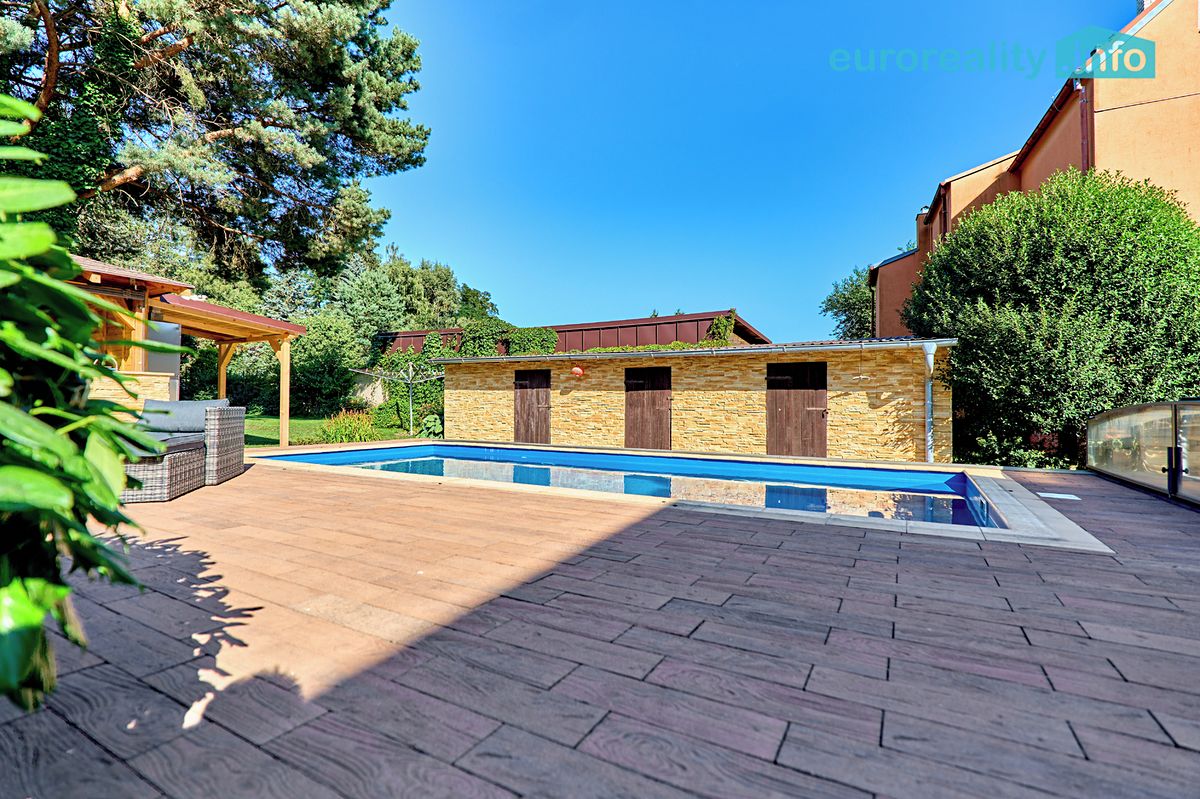 Prodej rodinného domu 470 m², pozemek 682 m² – fotografie 2