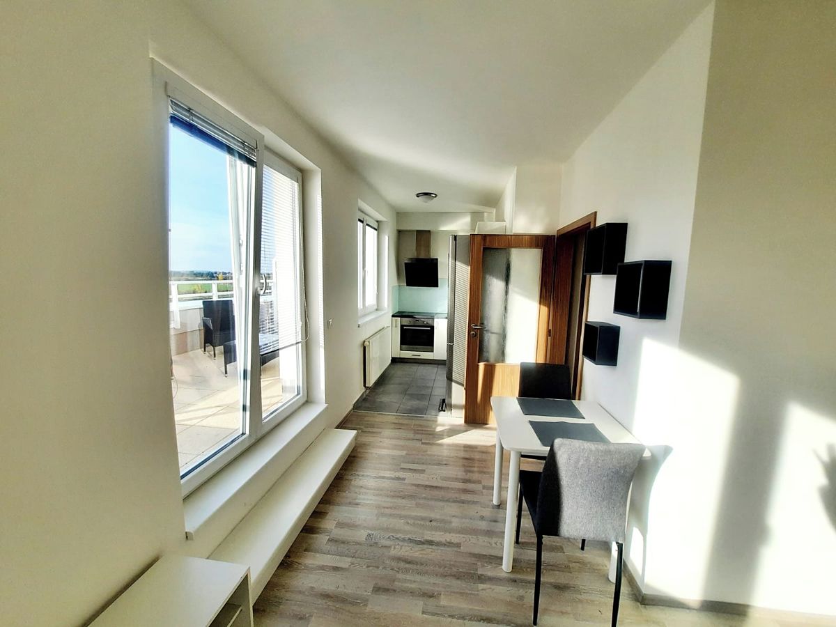 Pronájem bytu 1+kk 32 m² – fotografie 3