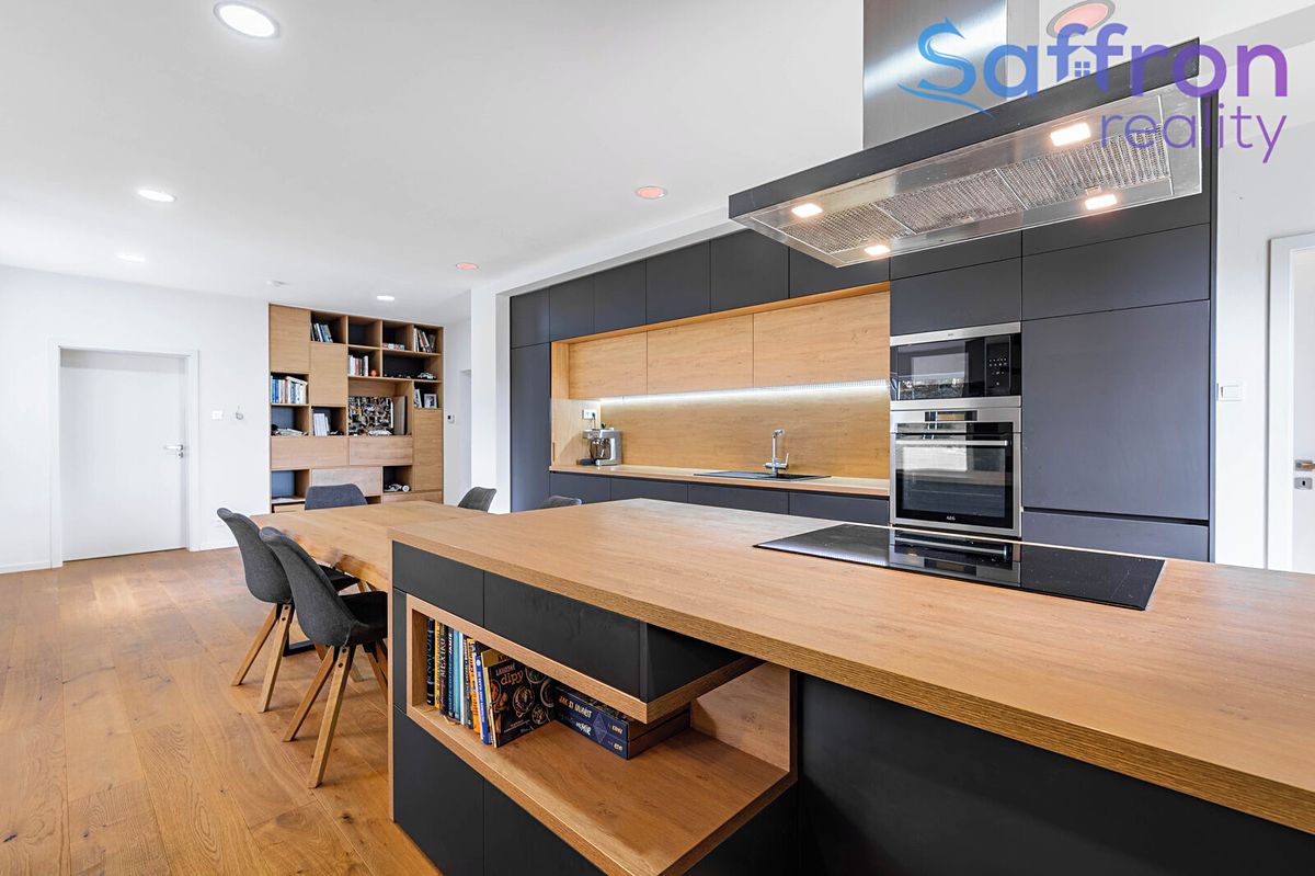 Prodej rodinného domu 241 m², pozemek 1469 m² – fotografie 2