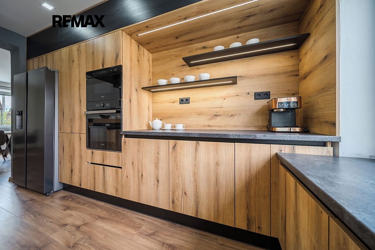 Prodej rodinného domu 290 m², pozemek 671 m² – fotografie 2