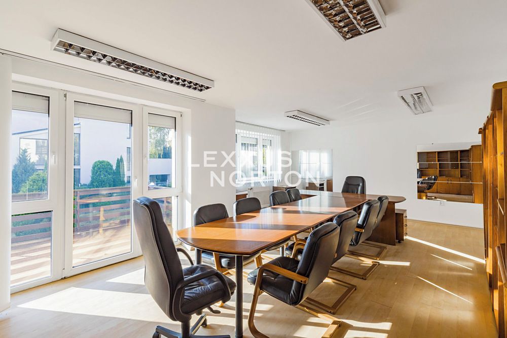 Pronájem rodinného domu 273 m², pozemek 824 m² – fotografie 2