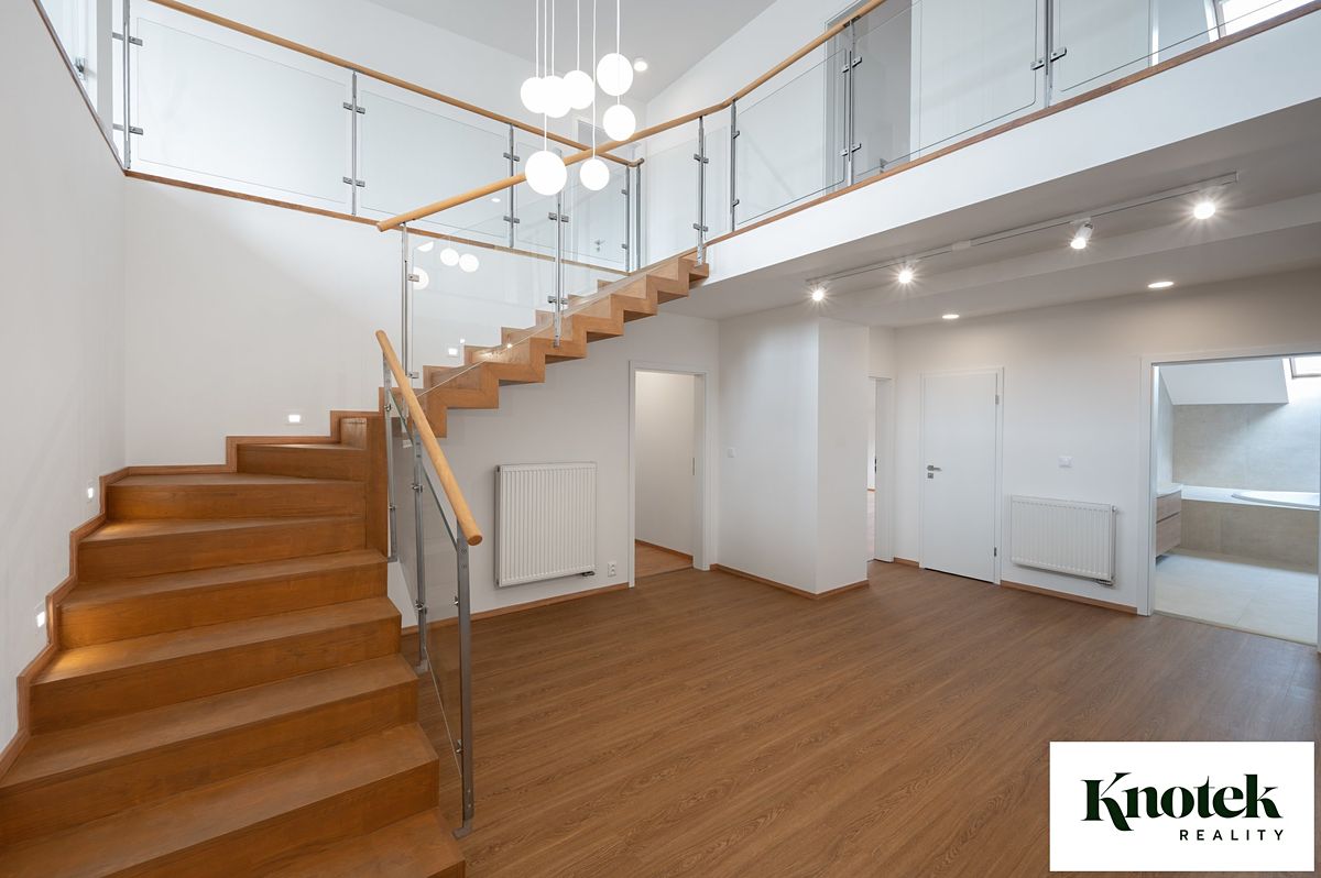 Pronájem kanceláře 400 m²