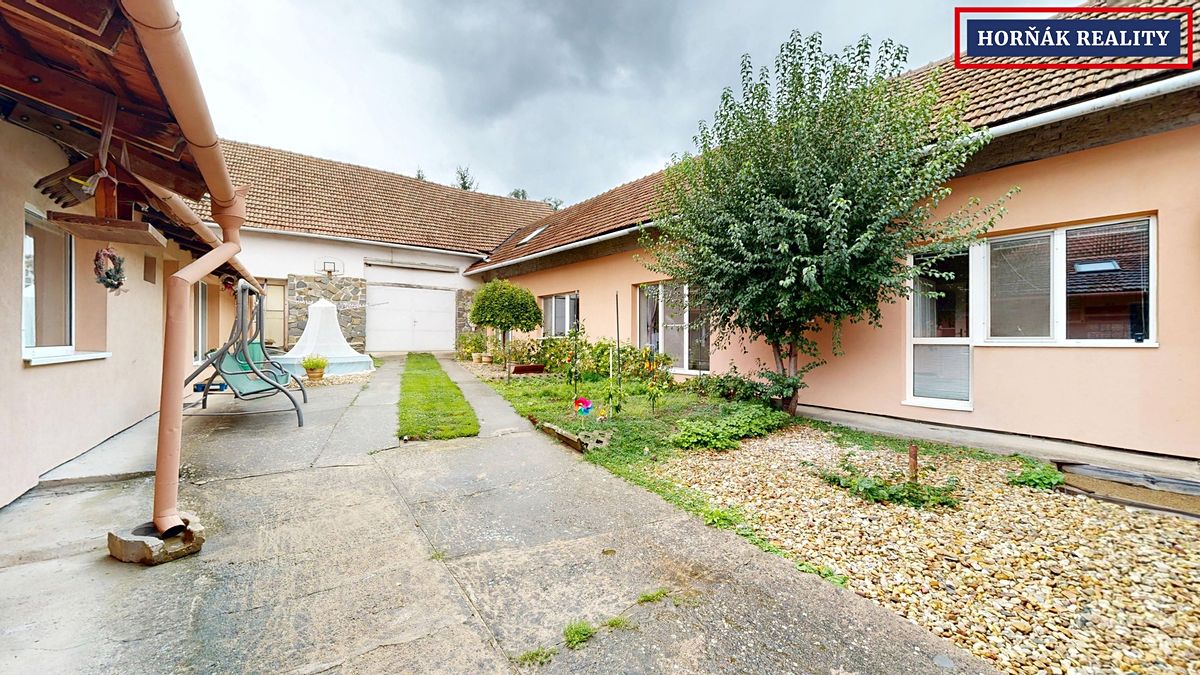 Prodej rodinného domu 195 m², pozemek 1242 m² – fotografie 2