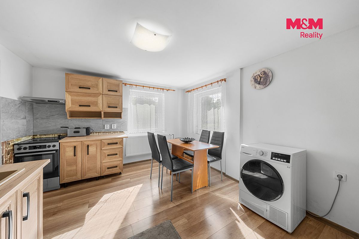 Prodej rodinného domu 240 m², pozemek 964 m² – fotografie 2