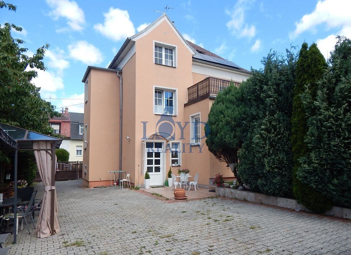 Prodej rodinného domu 210 m², pozemek 779 m² – fotografie 2
