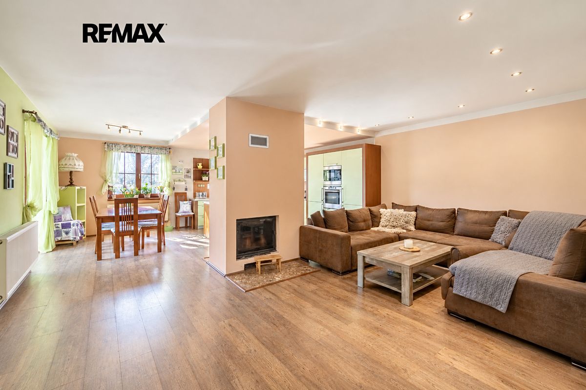 Prodej rodinného domu 286 m², pozemek 1078 m² – fotografie 5