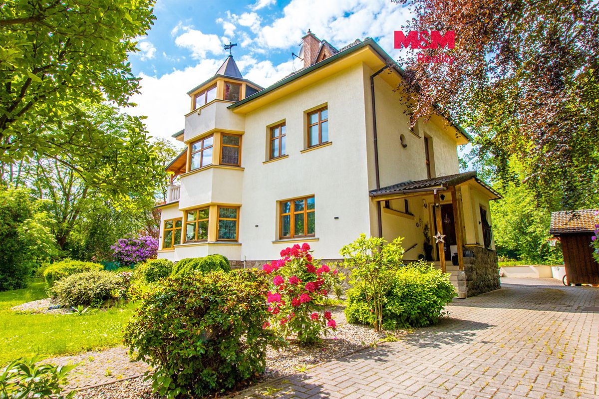 Prodej rodinného domu 250 m², pozemek 2077 m²