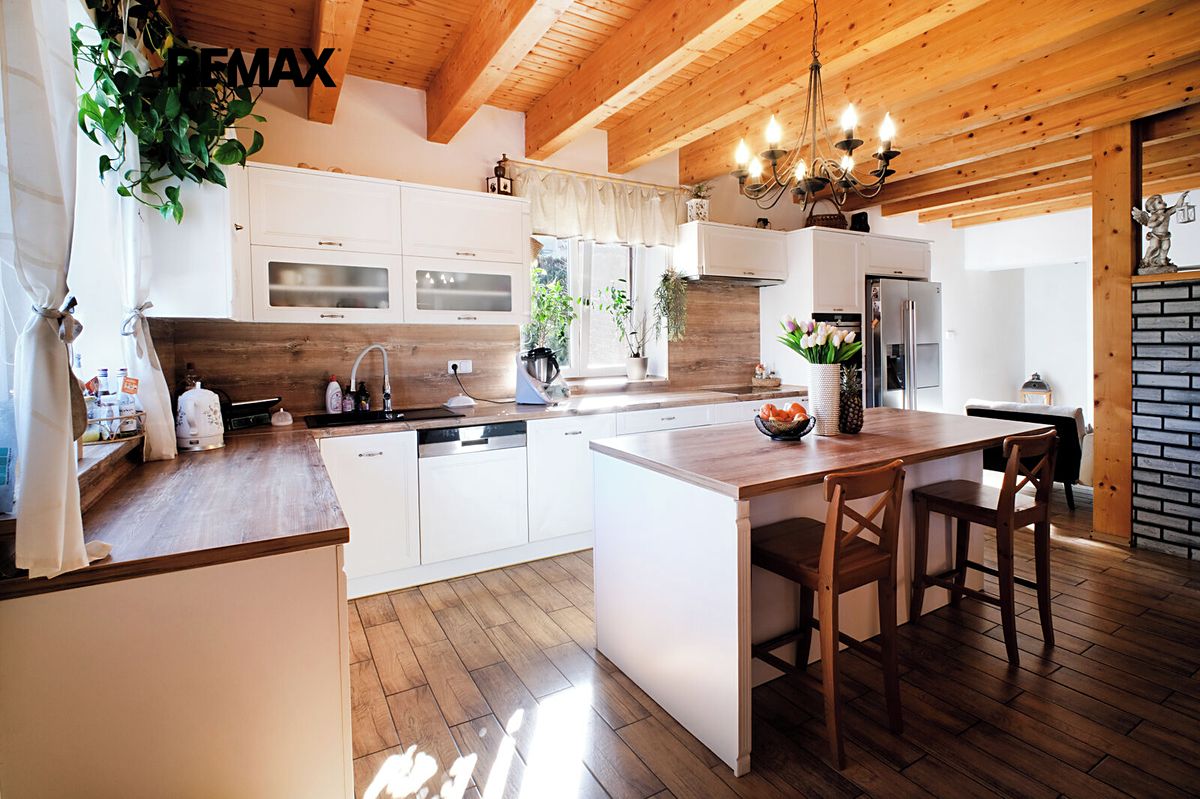 Prodej rodinného domu 253 m², pozemek 993 m² – fotografie 2