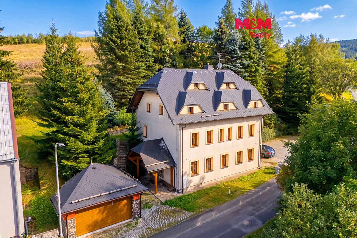 Prodej rodinného domu 270 m², pozemek 992 m²