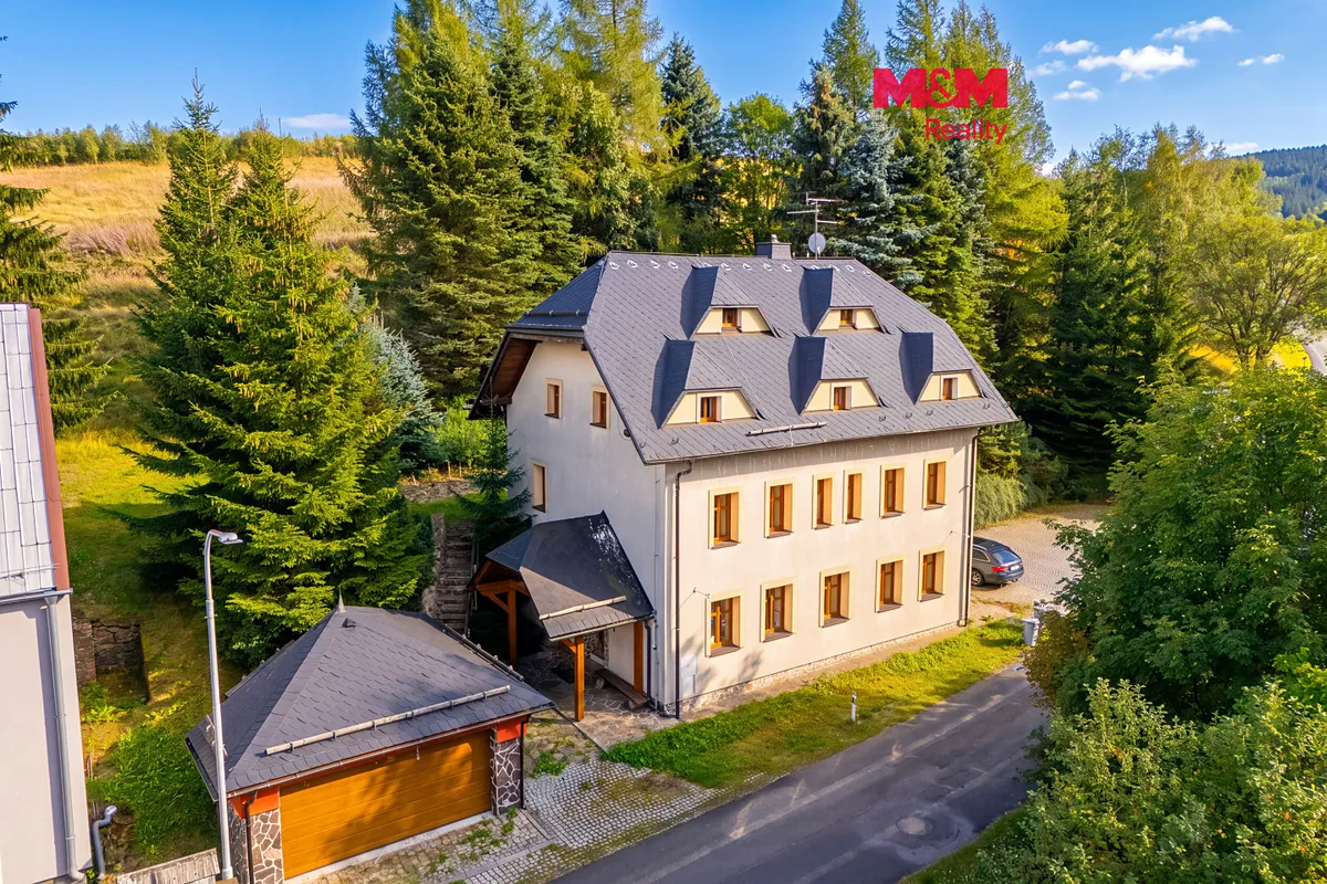 Prodej rodinného domu 270 m², pozemek 992 m²