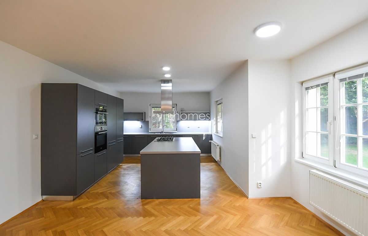 Pronájem vily 302 m², pozemek 737 m² – fotografie 5