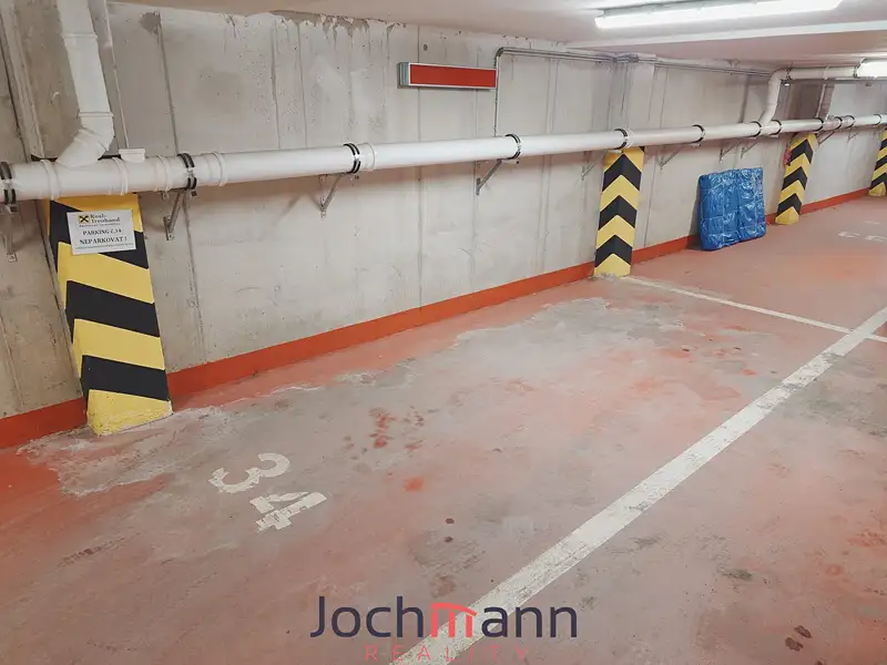 Pronájem garážového stání 13 m², Hluboká nad Vltavou – náhled fotky 3