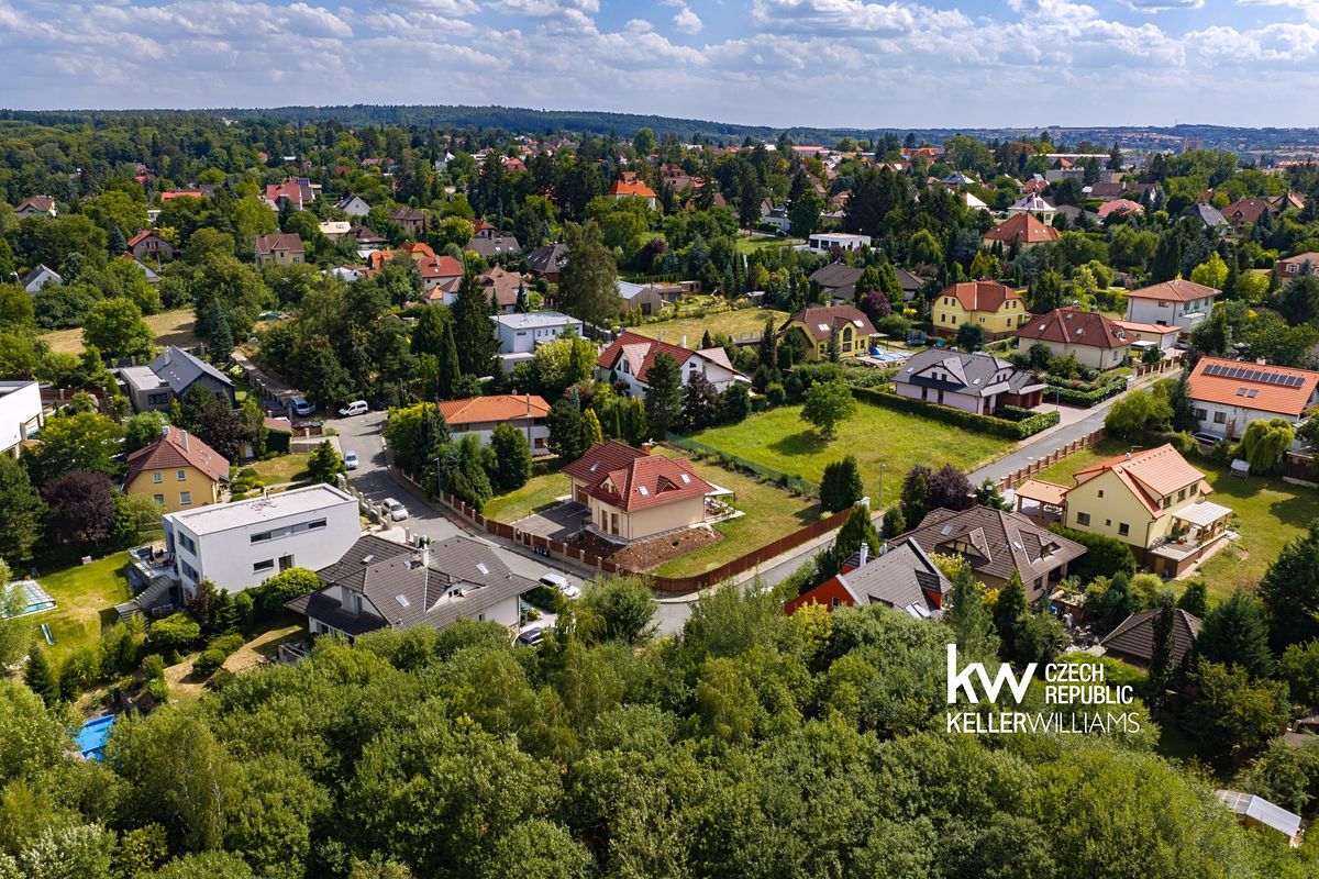 Prodej rodinného domu 203 m², pozemek 1141 m² – fotografie 2