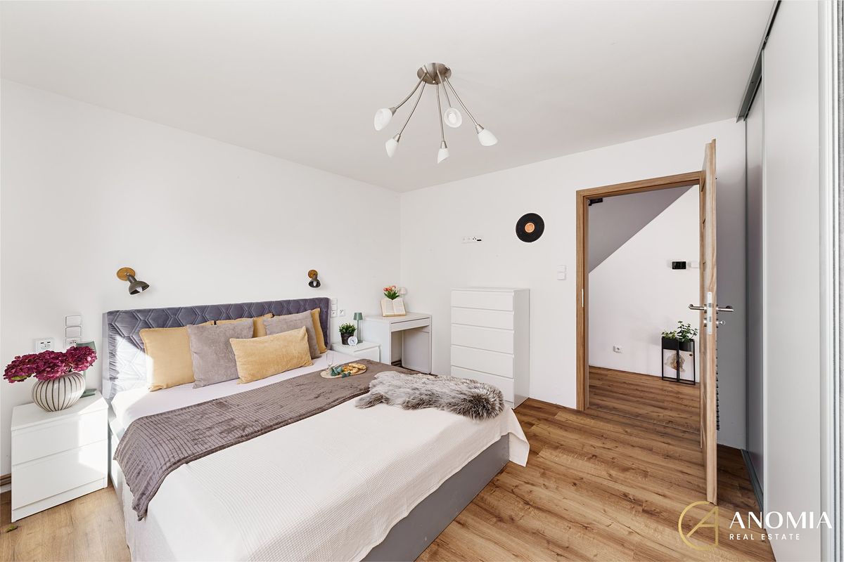 Prodej rodinného domu 110 m², pozemek 927 m² – fotografie 2