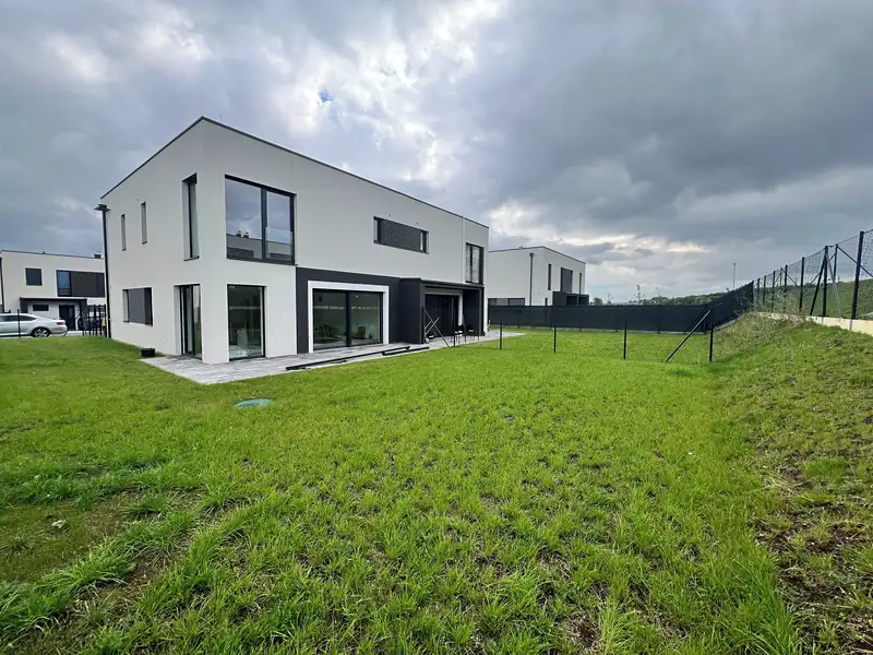 Pronájem rodinného domu 161 m², pozemek 394 m², Praha – náhled fotky 1