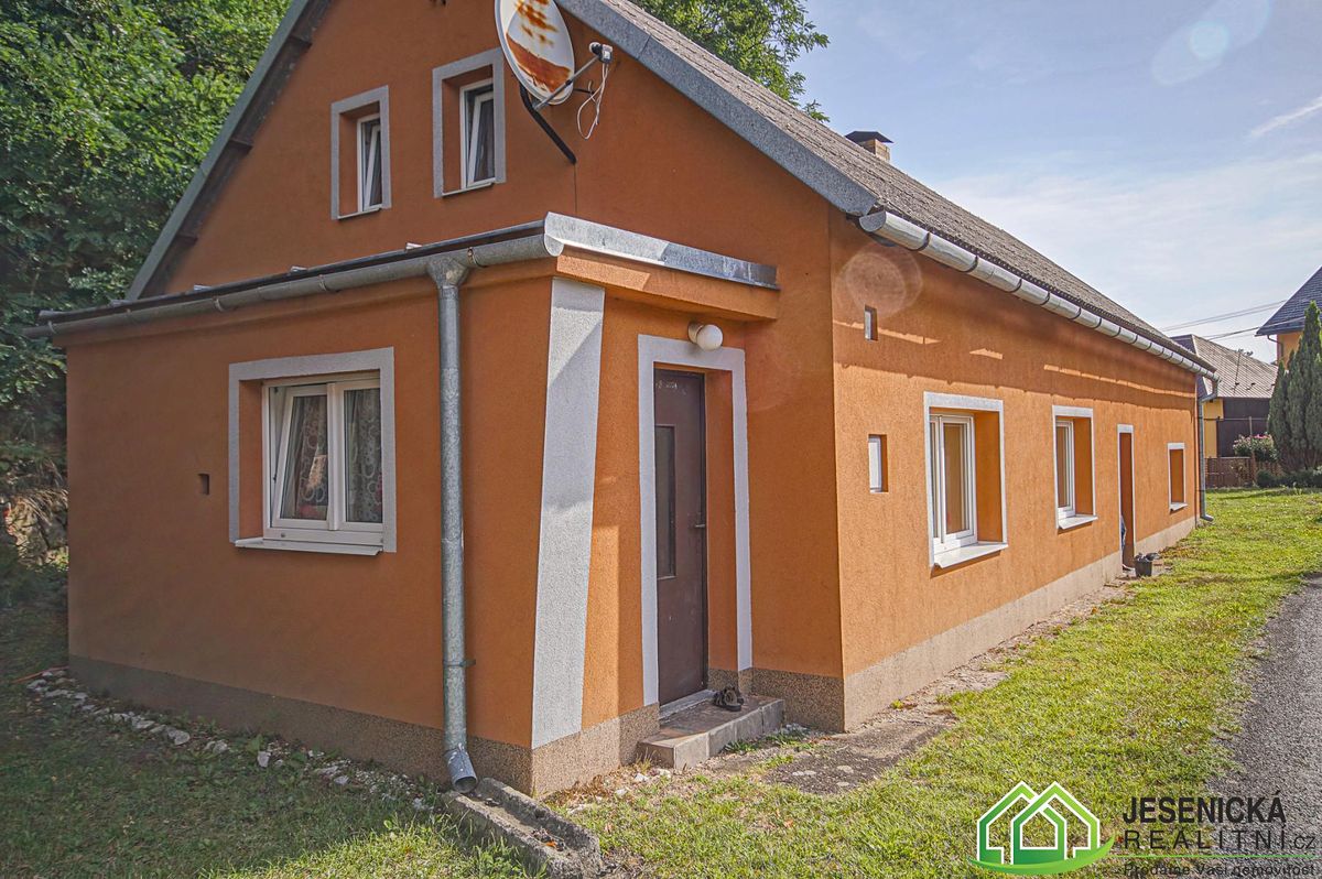 Prodej rodinného domu 240 m², pozemek 698 m² – fotografie 5