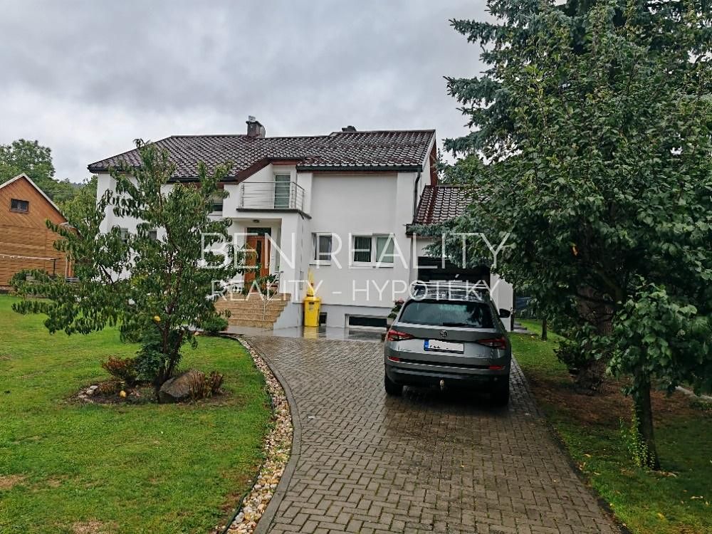 Prodej rodinného domu 230 m², pozemek 909 m² – fotografie 2