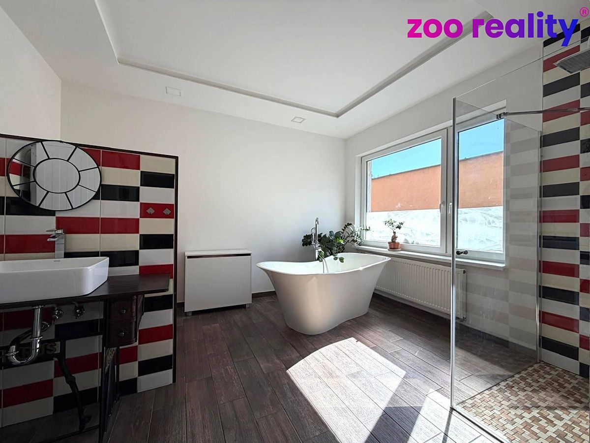 Prodej rodinného domu 230 m², pozemek 527 m² – fotografie 3