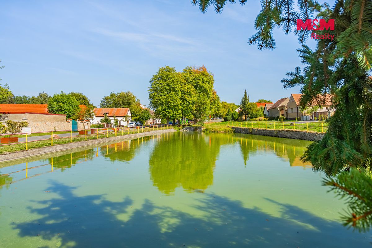 Prodej rodinného domu 240 m², pozemek 1302 m² – fotografie 2