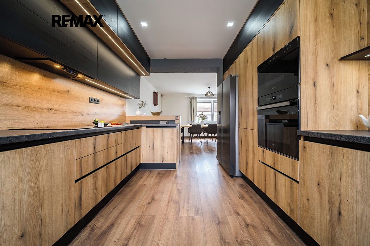 Prodej rodinného domu 290 m², pozemek 671 m² – fotografie 3