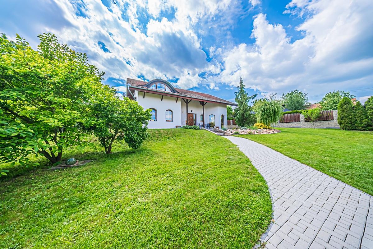 Prodej rodinného domu 370 m², pozemek 1856 m²