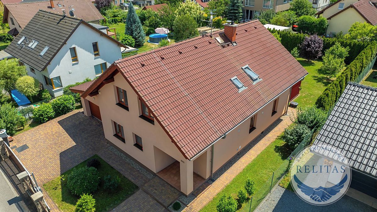 Prodej rodinného domu 195 m², pozemek 813 m² – fotografie 2