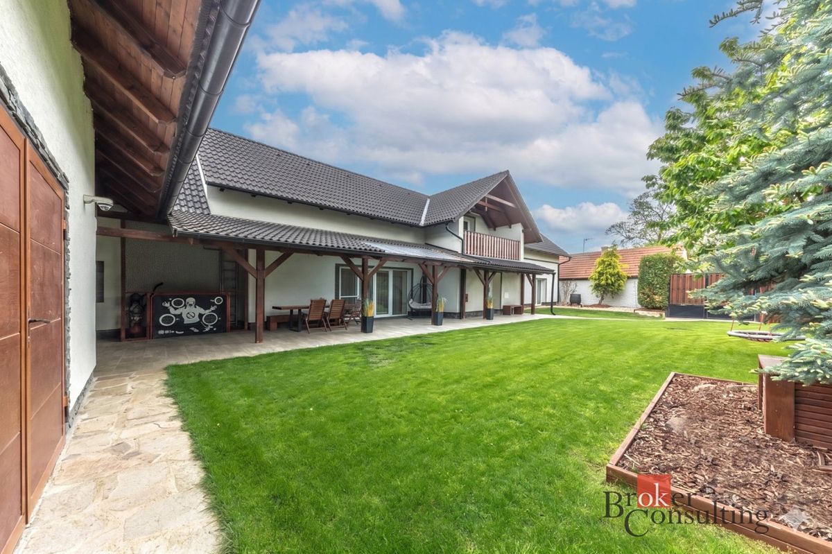 Prodej rodinného domu 291 m², pozemek 735 m² – fotografie 4