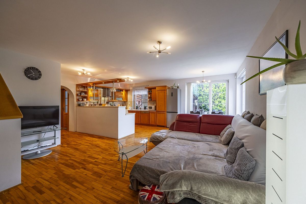 Prodej rodinného domu 294 m², pozemek 655 m² – fotografie 4