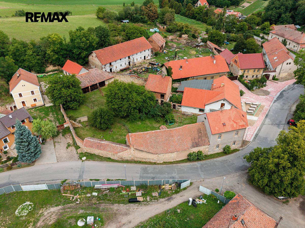Prodej rodinného domu 300 m², pozemek 1898 m²