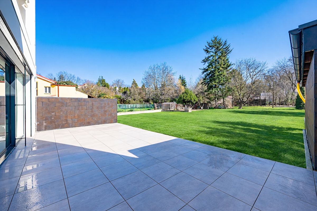 Prodej vily 325 m², pozemek 545 m² – fotografie 2