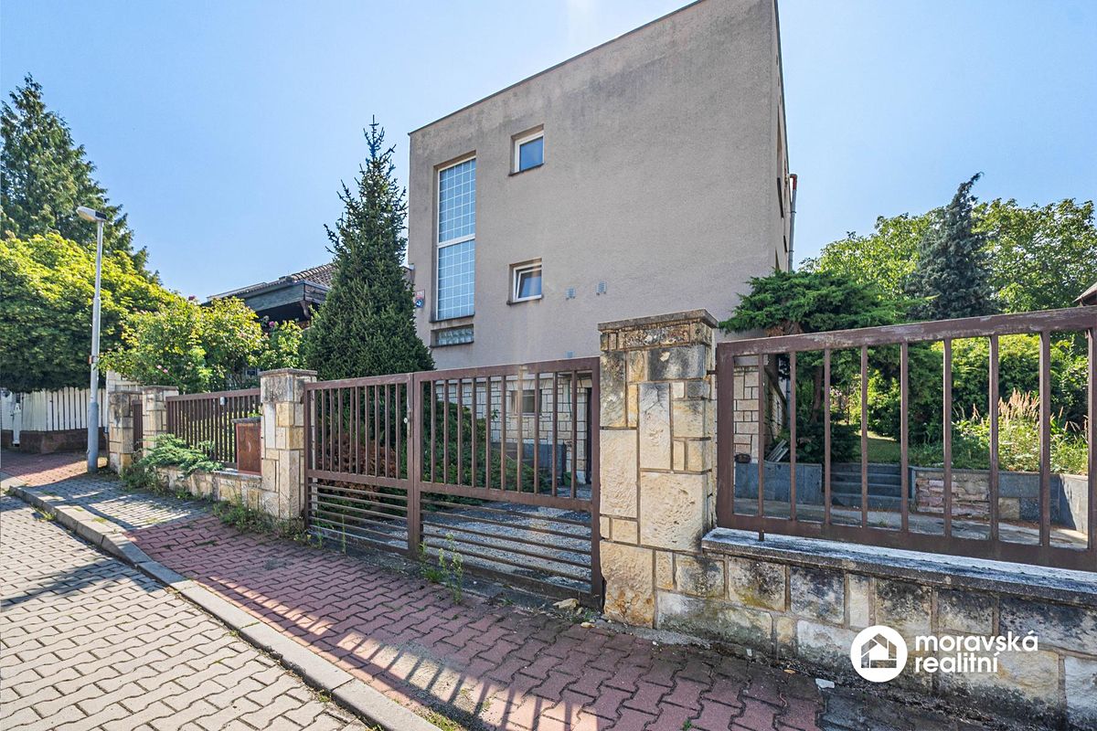 Prodej rodinného domu 210 m², pozemek 1048 m²