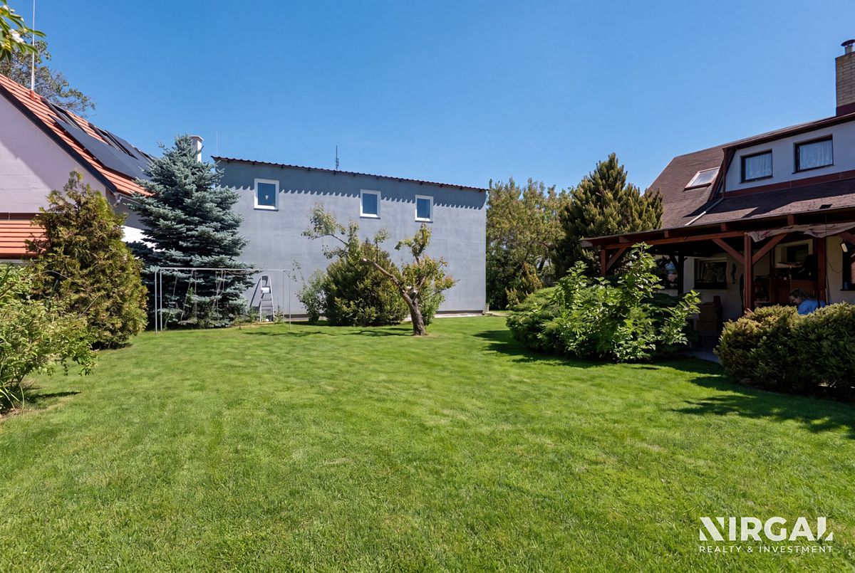 Prodej rodinného domu 247 m², pozemek 704 m² – fotografie 2