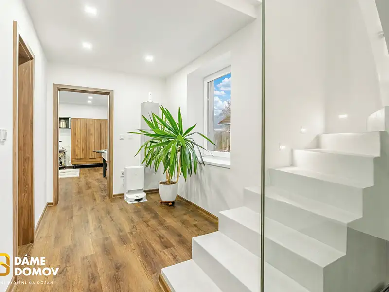 Prodej rodinného domu 308 m², pozemek 3861 m², Suchov – náhled fotky 2