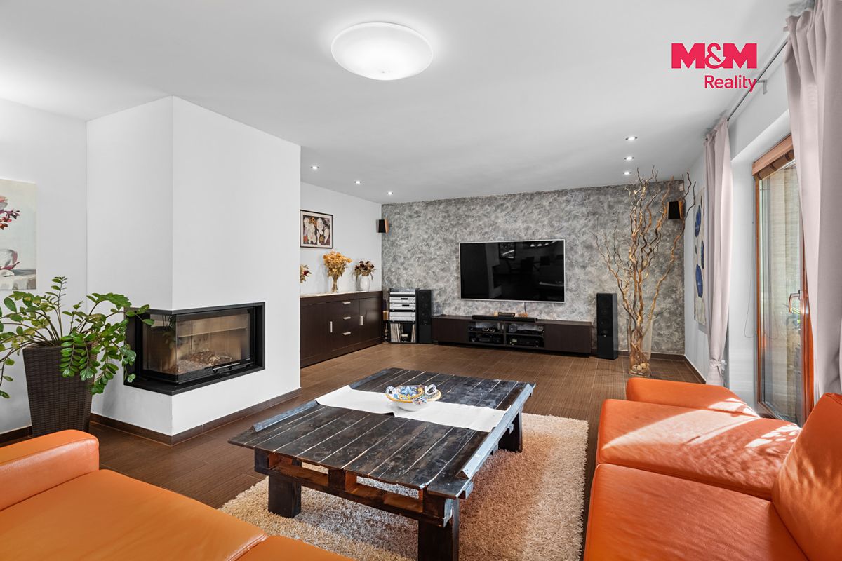 Prodej rodinného domu 305 m², pozemek 912 m² – fotografie 3