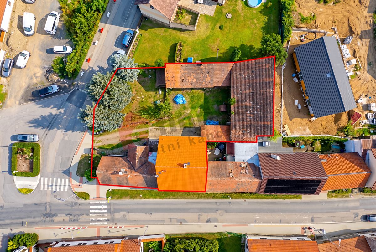 Prodej rodinného domu 273 m², pozemek 961 m² – fotografie 2