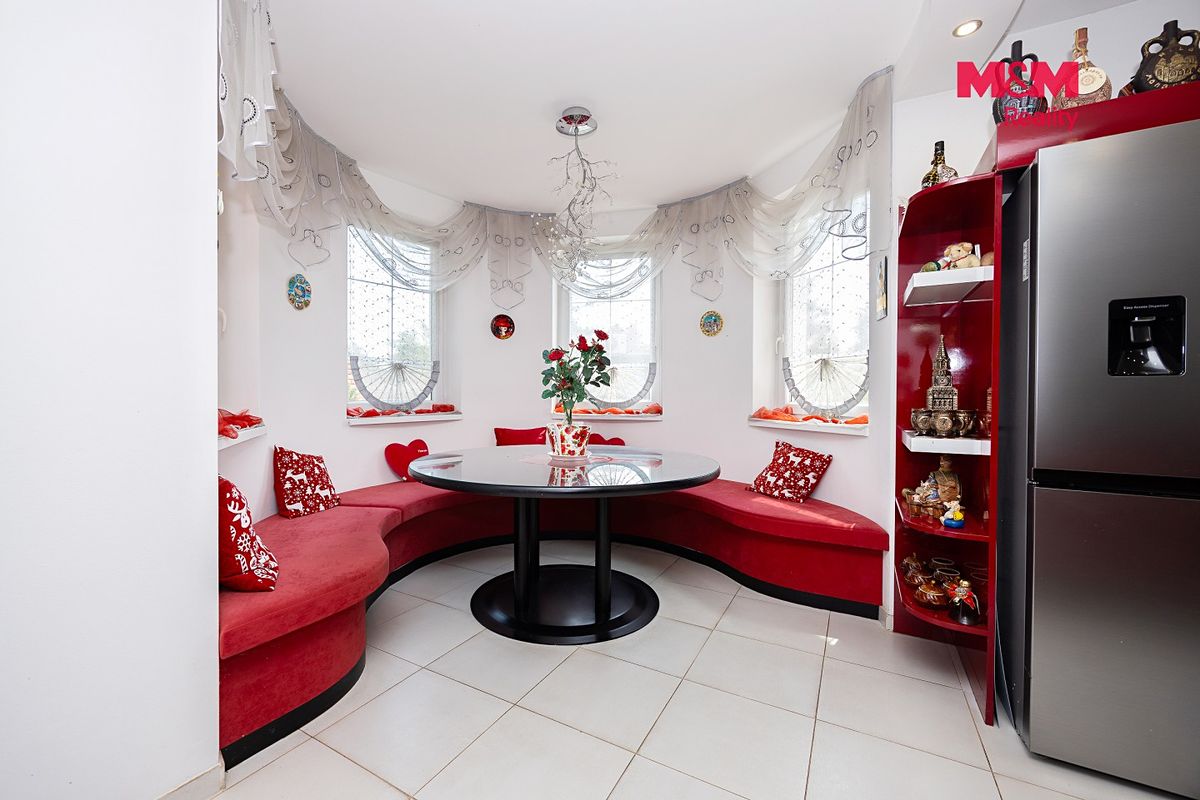 Prodej rodinného domu 150 m², pozemek 868 m² – fotografie 2